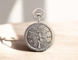 Grote metalen bedel klok met elfje, antiek zilverkleur afm.  53 x 36 x 2mm oogje 3x12mm