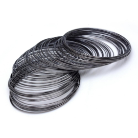 40 wendingen memory wire voor armbanden 55 mm dik: 0,6mm Hematiet kleur (Nikkelvrij)