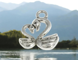2 x Metalen bedel van een zwaan, antiek zilverkleur, afm. 13 x 15,5 x 4 mm, oogje: 2mm