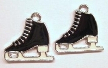 Per stuk Metalen hanger schaats met zwarte epoxy 24 mm
