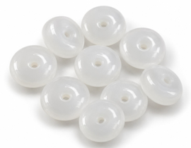10 x Discvormige glaskralen 9 x 4 mm – gat 1 mm – wit melkglas