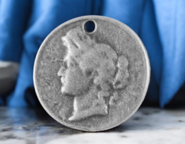 2 xGrote metalen bedel van een vintage munt, antiek zilverkleur afm. 26 x 3mm oogje 2mm