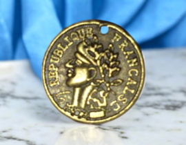 6 x Metalen bedel van een muntje, geel koperkleur 15mm