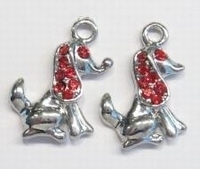 Per stuk  Antiek zilveren metalen hanger hondje met Siam strass rood 22 mm