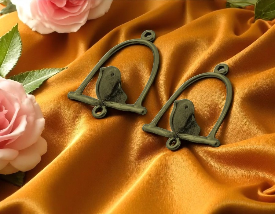 2 x Metalen oorbellen of hanger ornamenten – geel koperkleur – ca. 31 x 24 x 13 mm – gat ca. 2 mm