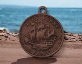 6 x Metalen bedel van een munt met een schip, rood koperkleur afm. 23 x 19 x 1mm Oogje 1,5 mm