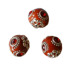 Bohemian kraal of Kashmiri kraal 20mm bruin rood met diep rode steen