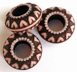 2 x Luxe kunststof kraal rondel aubergine met hartjes 18 mm