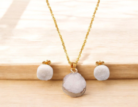 Set van natuursteen  crystal quartz  halsketting en oorstekers /Melkwit/Goudkleur