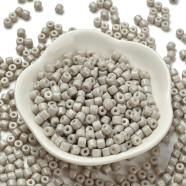 20 gram Baked Pearl Beads – glaskralen met parelglans 4,5 x 3,5 mm – gat 1,2 mm – light grey