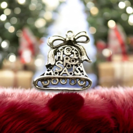 Metalen kerstbel bedel "Christmas", antiek zilverkleur, afm. 35 x 30 mm