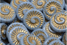 2 x Tsjechische Glaskralen Fossil Shell Beads 18x18mm licht blauw