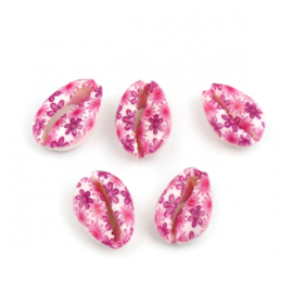 5 x  handbeschilderde kauri kralen met fuchsia bloemen 25 x 17mm-18mm x 14mm (op is op)