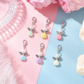 1 x Geluksengeltje met clip 33 mm – pastel kleur – zilverkleur