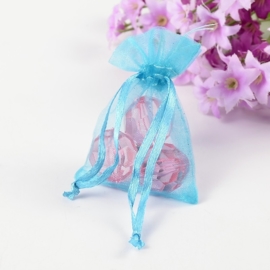 c.a. 100 x mini organza zakjes 5 x 7 cm turquoise