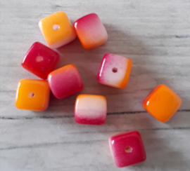 10 x mooie roze/oranje kubusvormige glaskralen 5 x 5 mm gat: 1 mm