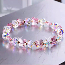 1 x Glaskralen stretch armband met vlinderbedel en rondelle kralen 170-180 mm – roze
