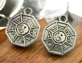 10 x Metalen bedeltje van een muntje, Yin Yang antiek zilverkleur afm. 13 x 1,5mm oogje 2mm