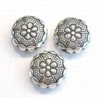 4 x Antiek zilveren metallook kralen plat rond bewerkt met bloemen 15 mm