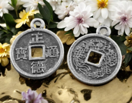 4 x Metalen bedel van een Chinese geluksmunt, antiek zilverkleur afm. 19 x 15 x 1,5 oogje 2mm