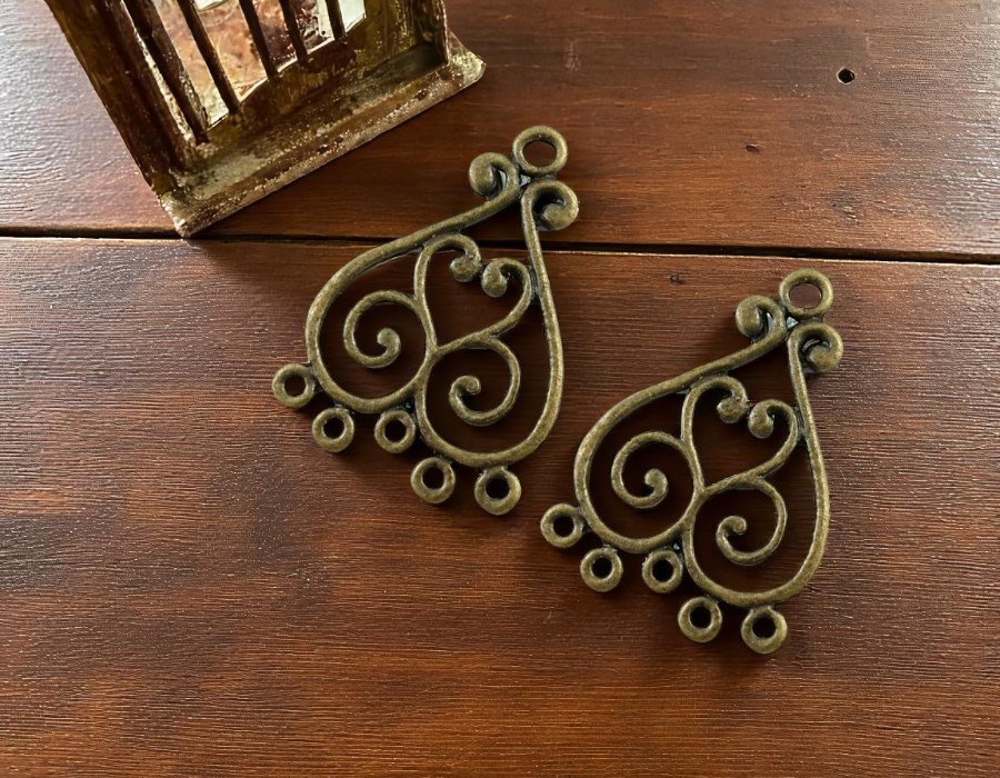 2 x Metalen hangornamenten – geel koperkleur – ca. 33 x 22,5 x 1,5 mm – gat ca. 2,5 mm