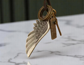 Lederen ketting met metalen hanger – vleugel & tekstplaatje – ca. 70 cm, verstelbaar