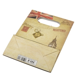 Cadeautasje kraft papier afmeting: 165 x 125 x 56mm met strikje Londen C (op = op!)