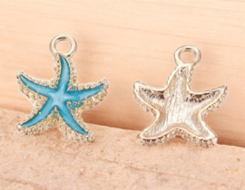 2 x Metalen bedels zeester light gold deep sky blue ca. 18 x14,5 x 3mm oogje 1,4mm