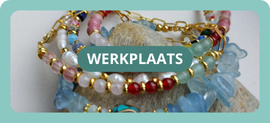 Onze werkplek vol met kralen!