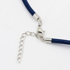 Prachtig zijden koord 3,2mm diameter, lengte c.a. 43cm incl. verlengketting donker blauw