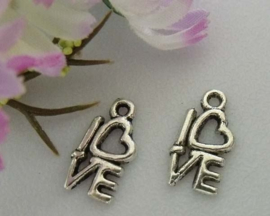 10 x bedeltje Love 15 x 8mm ♥