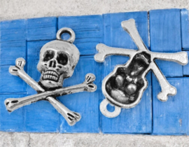 4 x Metalen bedeltje van een doodshoofd, skull, antiek zilverkleur, afm 24 x 21 x4mm oogje 2mm