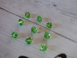 10 x Preciosa Kristal Bicone groen  6mm  gat: 1mm