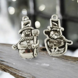 4 x Metalen bedeltje van een sneeuwpop, antiek zilverkleur, afm. 28 x 17 x 5mm oogje: 2mm