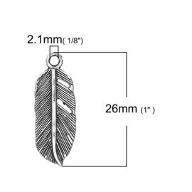 2 x Antiek zilveren bedel van een veer 26 x 9mm gat 2mm