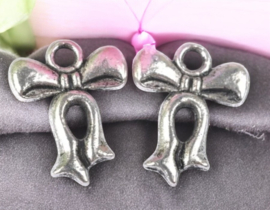 4 x Metalen bedel van een strikje, antiek zilverkleur afm. 15x12mm x 3 oogje 3mm