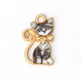 Super leuke DQ Gold Plated bedel van een kat met Emaille grijs 21 x13mm oogje: 2,3mm