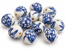 5 x Grote keramiek kralen rond met bosje tulpen 18,7 mm – gat 2,2 mm – Delfts blauw