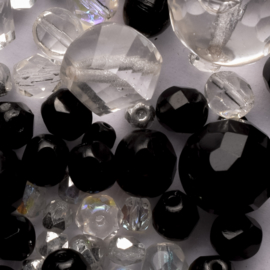 Mix zakje c.a. 100 gram ronde Tsjechië facet kristal kraal kleur: zwart en transparant gat c.a.: 1mm