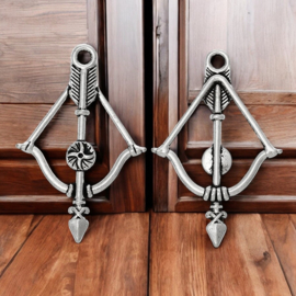 2 x Metalen bedel kruisboog - handboog, antiek zilverkleur afm. 36 x 25 x 3,8mm oogje: 2mm