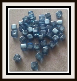 10 x Glaskralen kubus blauw met olieglans 7 x 9 mm AB