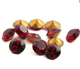 10 x Swarovski puntsteen Chaton SS15 / PP29 3,6 -3,7 mm CRYSTAL  Gold Foiled Siam Ruby