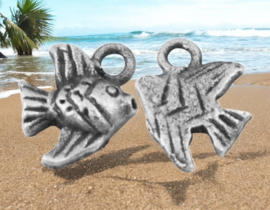 4 x Metalen bedeltje van een tropische vis, antiek zilverkleur, afm. 8 x 7,5 x 2mm oogje 1mm