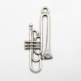 10x Tibetaans zilveren trompet bedel  35 x 15 x 3,5mm gat: 2mm