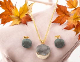 Set van natuursteen  crystal quartz  halsketting en oorstekers /Donkergrijs/Goudkleur