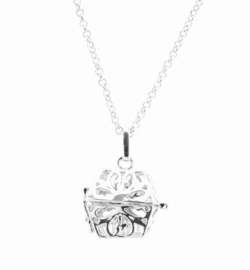 Prachtige lange ketting c.a. 80cm  met een zilver kleur Engelenroeper 16mm box