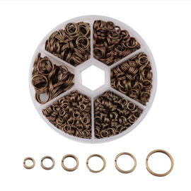 1 doosje met gemengde geelkoper kleur split ringetjes Ø  4~10mm  dik 1,4mm