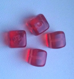 10 x glaskraal kubus 8 mm rood transparant gat c.a. 1mm