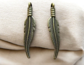 6 x Metalen bedeltje van een veer 5 x 29mm gat: 2mm geel koper kleur