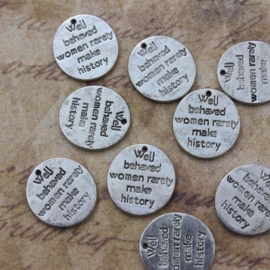 10x Tibetaans zilveren label  Well behaved women rarely make history 15 x 13 x 1mm gat: 2mm